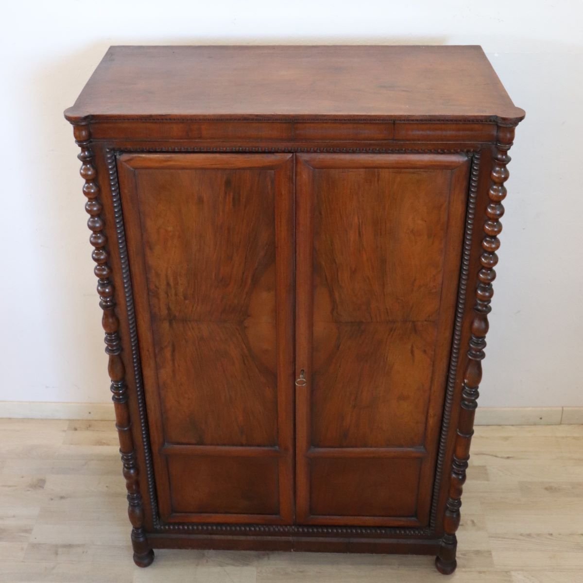 Petite armoire ancienne en noyer massif, Italie, milieu du XIXe siècle-photo-2