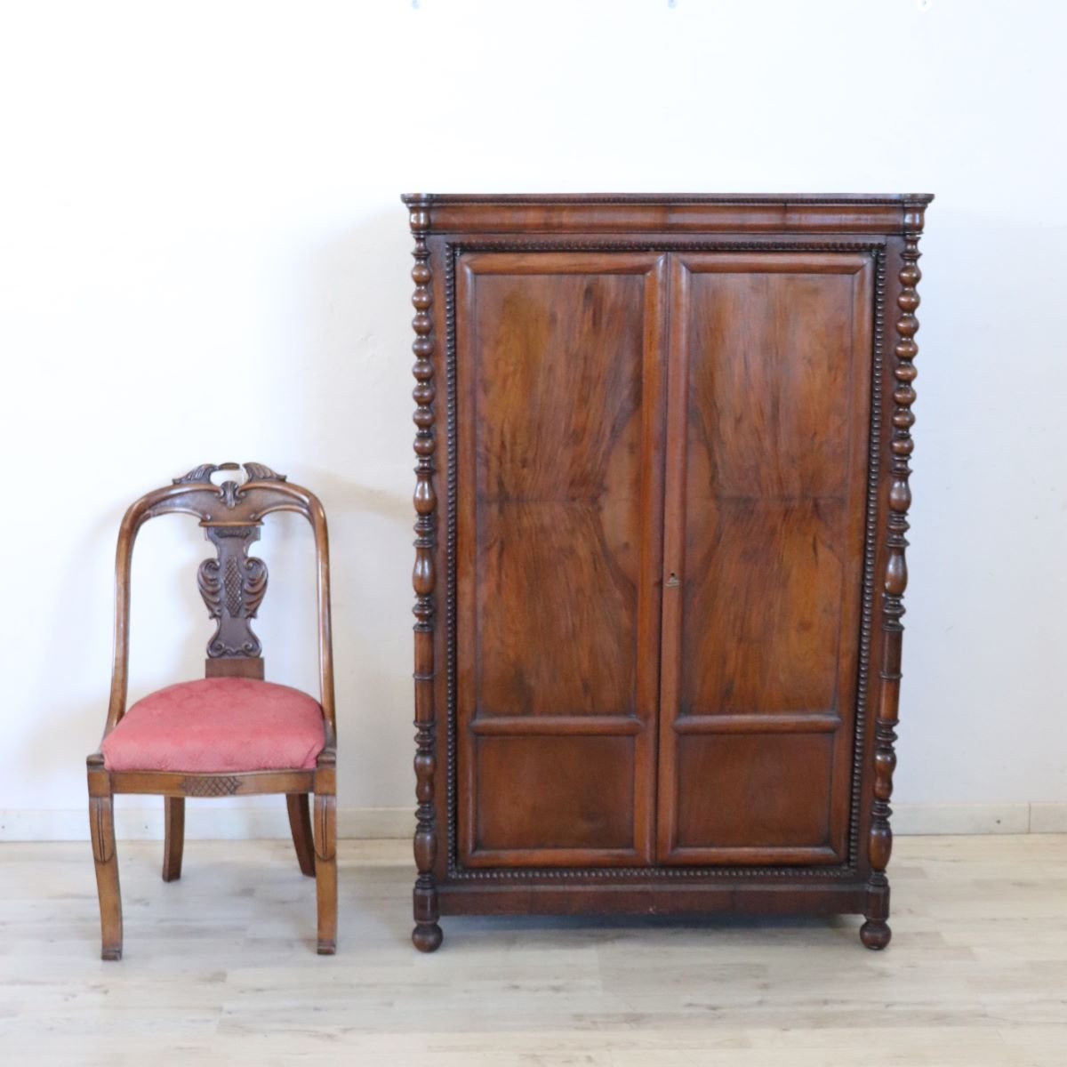 Petite armoire ancienne en noyer massif, Italie, milieu du XIXe siècle-photo-3