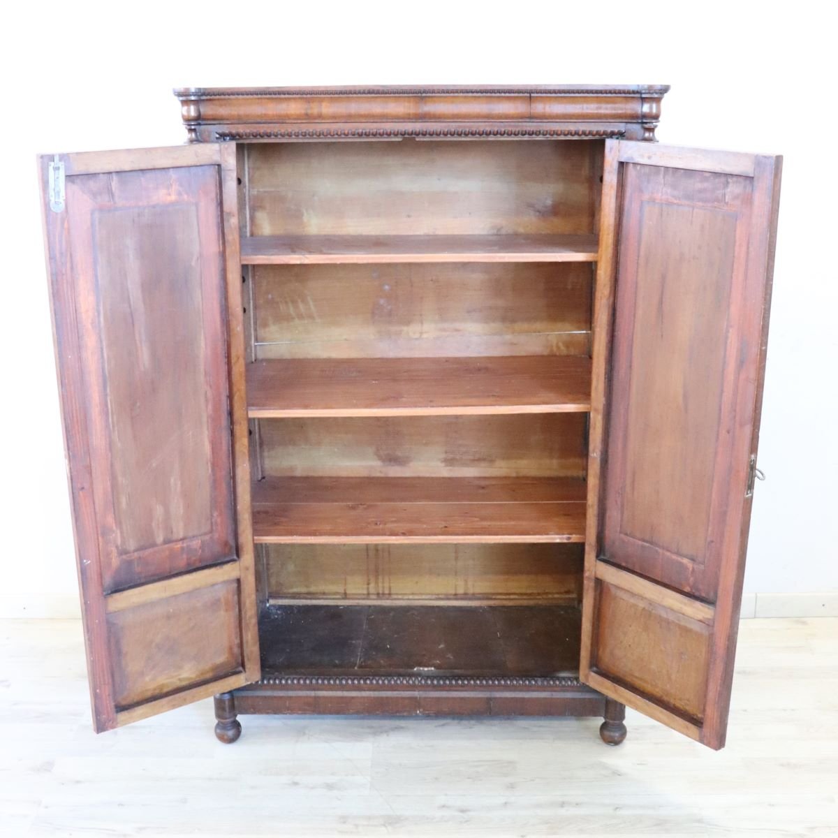 Petite armoire ancienne en noyer massif, Italie, milieu du XIXe siècle-photo-2