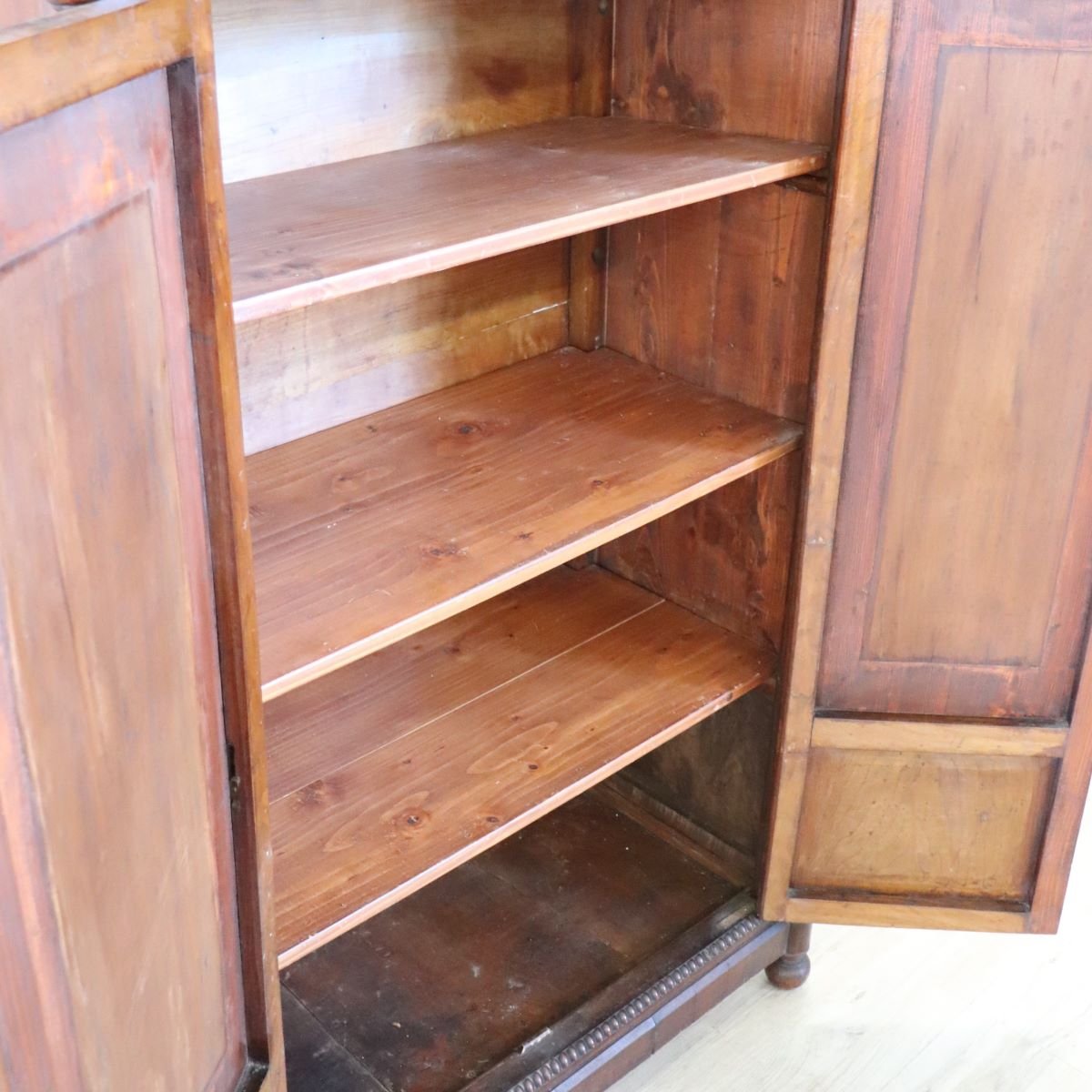 Petite armoire ancienne en noyer massif, Italie, milieu du XIXe siècle-photo-6