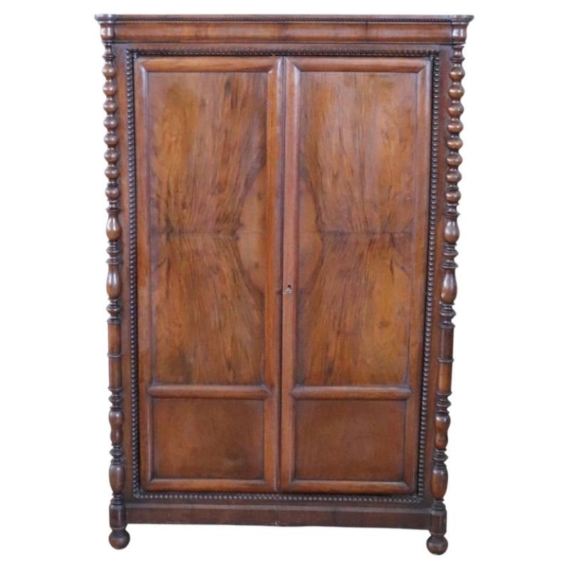 Petite armoire ancienne en noyer massif, Italie, milieu du XIXe siècle