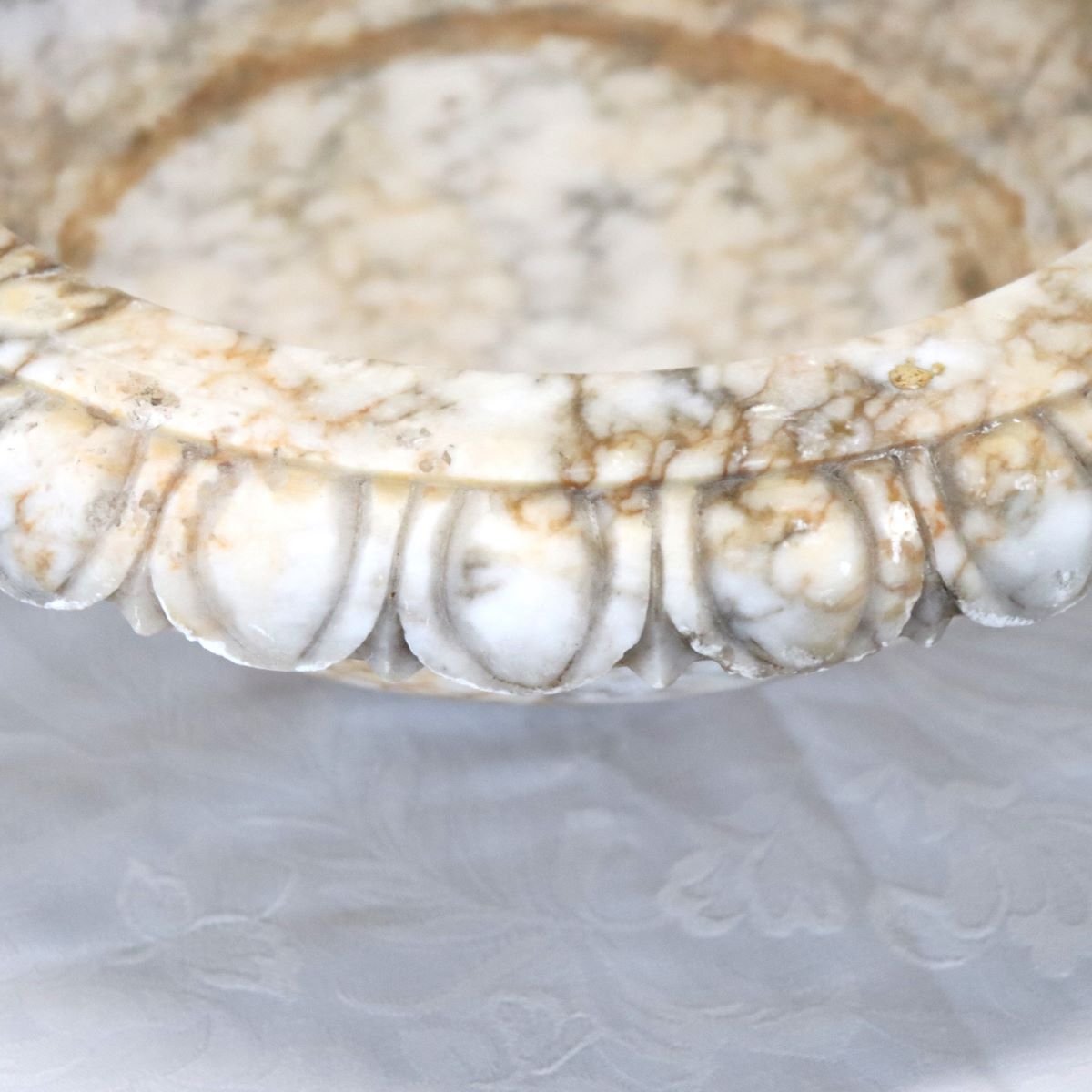 Small Carved Marble Tub-photo-3