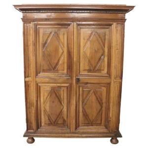 Armoire à Secret Du 17ème Siècle En Noyer