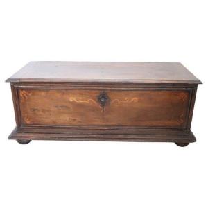 17th Century Blanket Chest In Walnut Wood