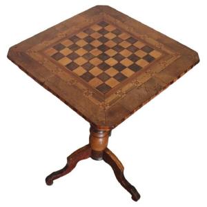 Table d'appoint ancienne en noyer avec incrustation d'échiquier