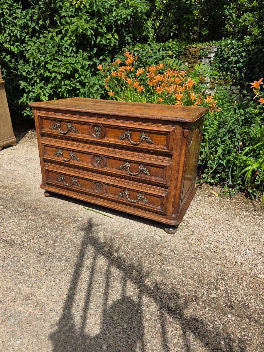 Commode bourguignonne en noyer