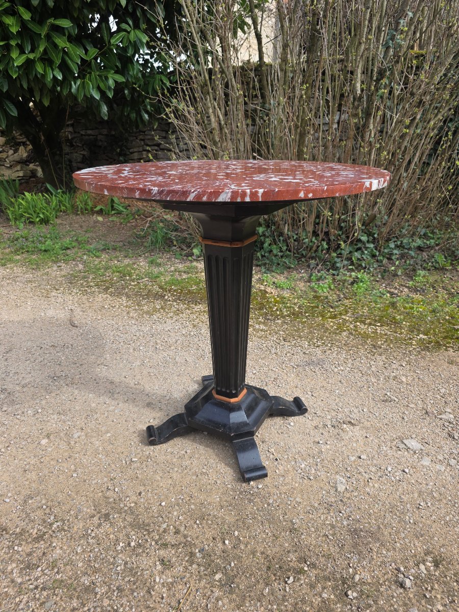 Gueridon en bois noircit,  plateau marbre