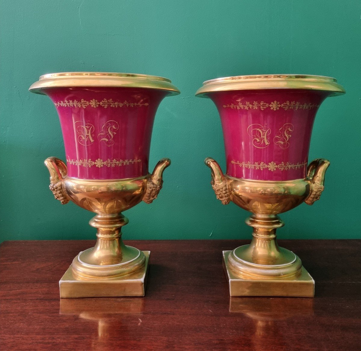 Epoque Empire, Paire De Grands Vases Medicis En Porcelaine. 