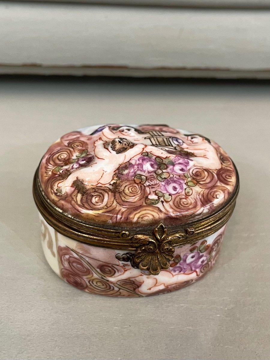 Old Small Pillbox Capodimonte Porcelain Pill Box XIX Eme Century With Putti Showcase-photo-2