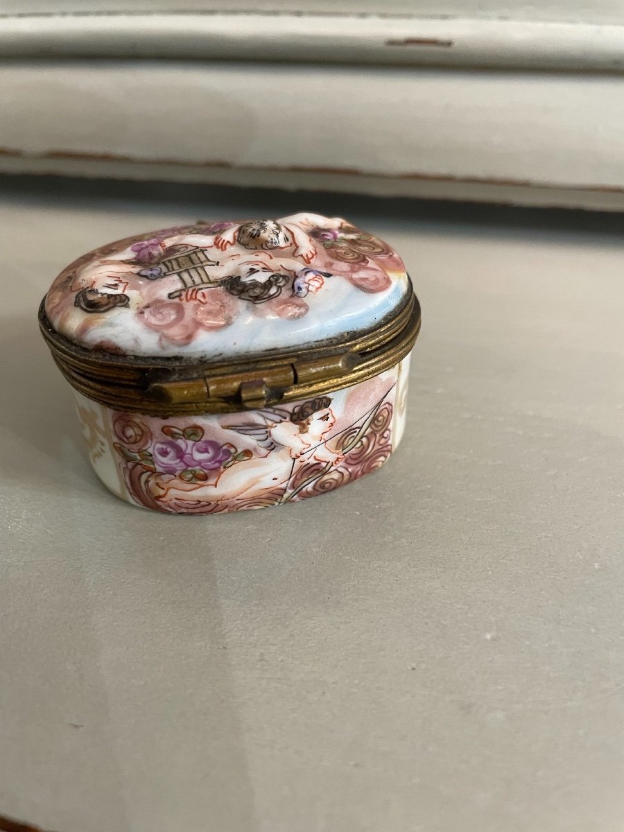 Old Small Pillbox Capodimonte Porcelain Pill Box XIX Eme Century With Putti Showcase-photo-3