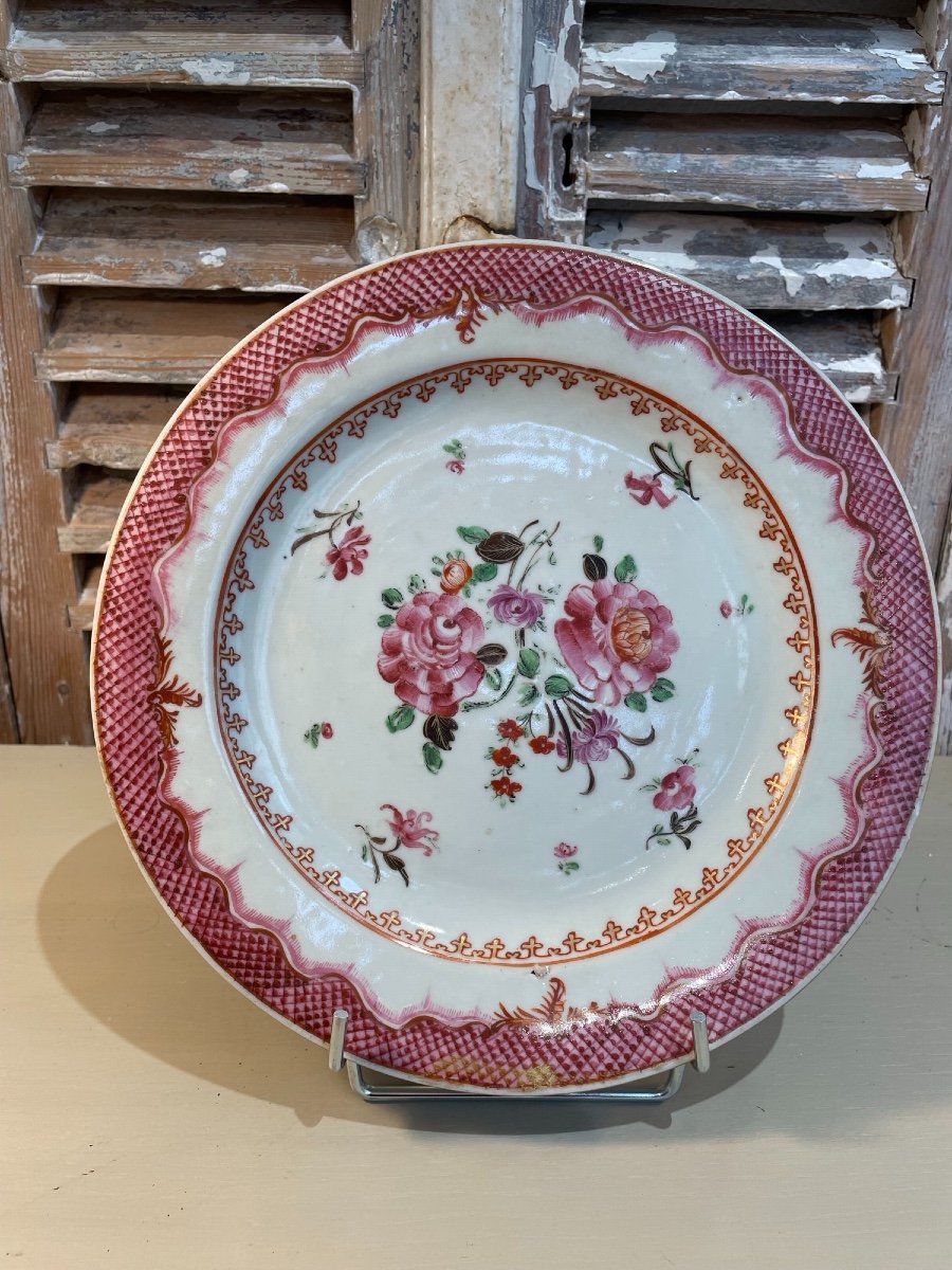 Ancienne Assiette En Porcelaine De Chine Compagnie Des Indes Epoque XVIII ème Famille Rose
