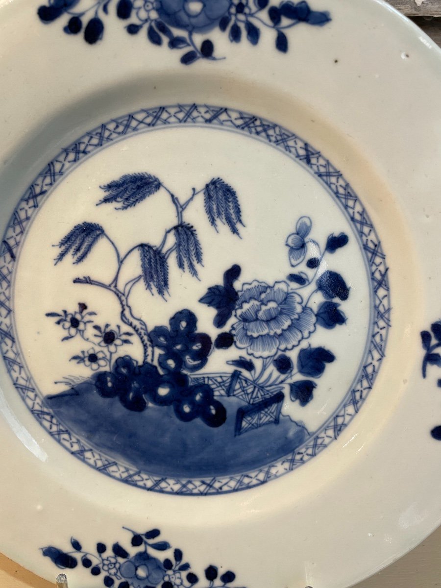 Ancienne Assiette En Porcelaine De Chine Compagnie Des Indes Epoque XVIII ème Blanc Bleu 2-photo-2
