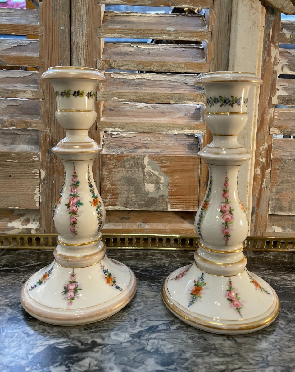 Ancienne Paire De Bougeoirs En Porcelaine De Paris à Décor Floral Ancien Milieu Du XIX Eme 