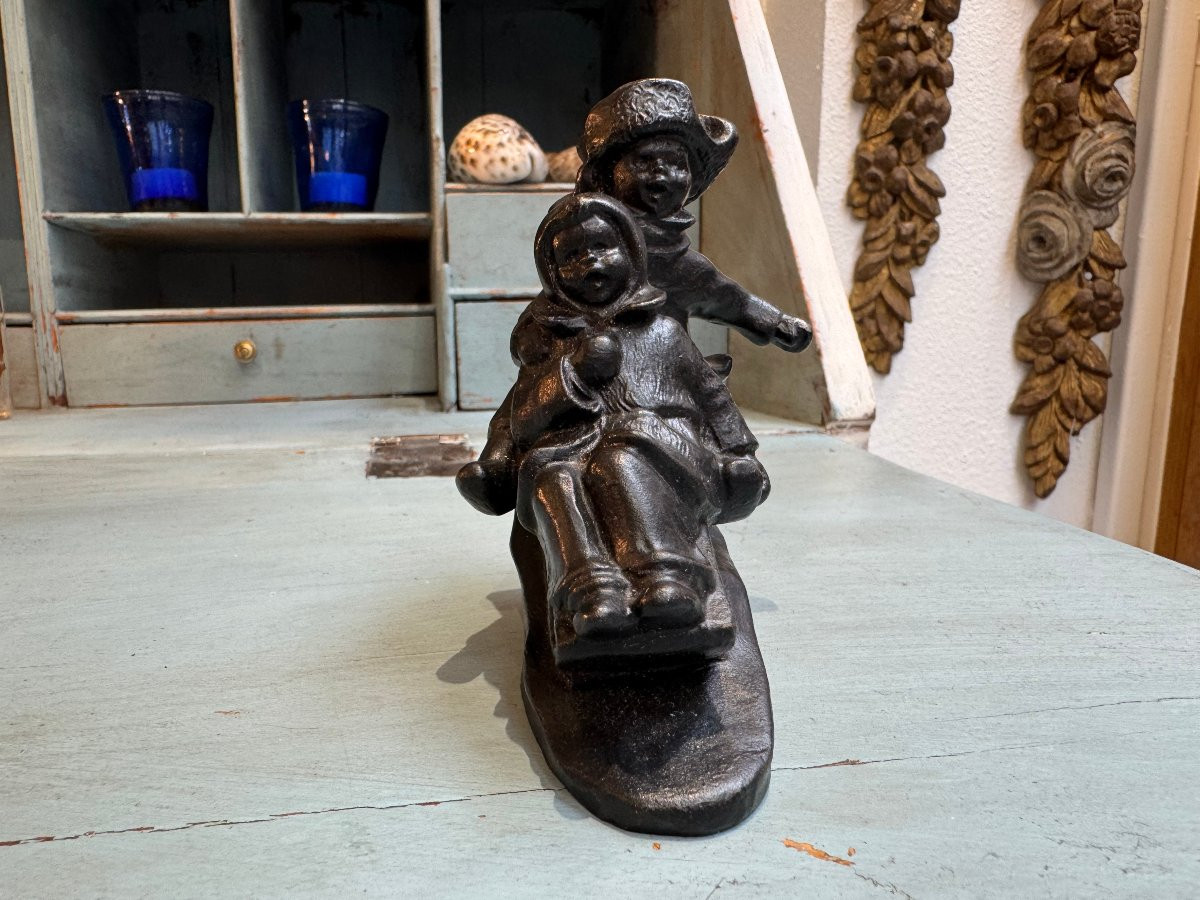 Ancienne et petite sculpture en fonte enfants sur une luge vers 1920-photo-3
