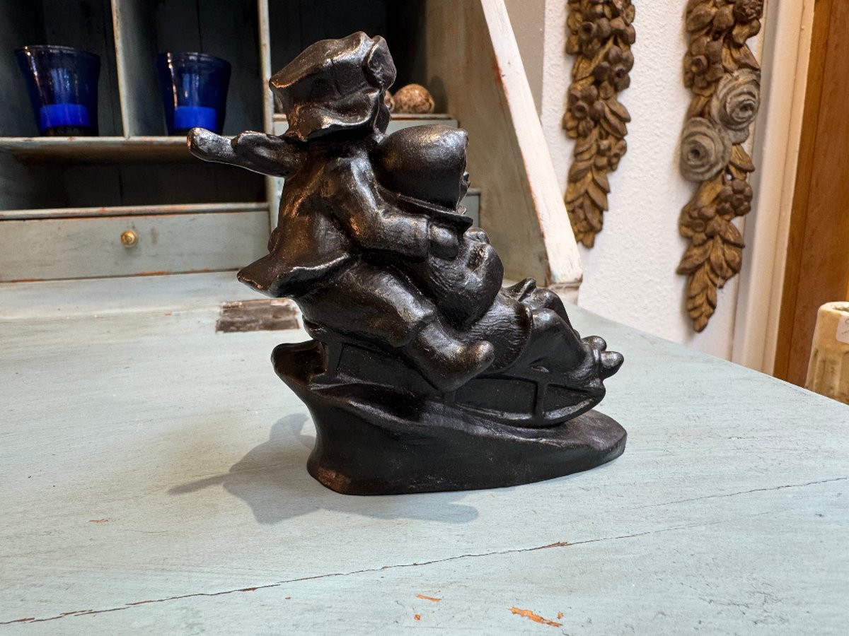 Ancienne et petite sculpture en fonte enfants sur une luge vers 1920-photo-3