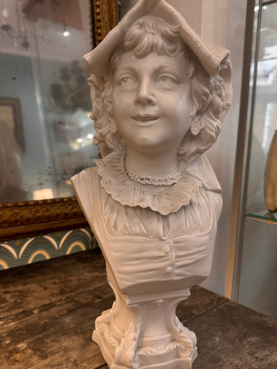 Antique Large Bust In Porcelain Biscuit From The End Of The 19th Century, Perfect Condition, Lace