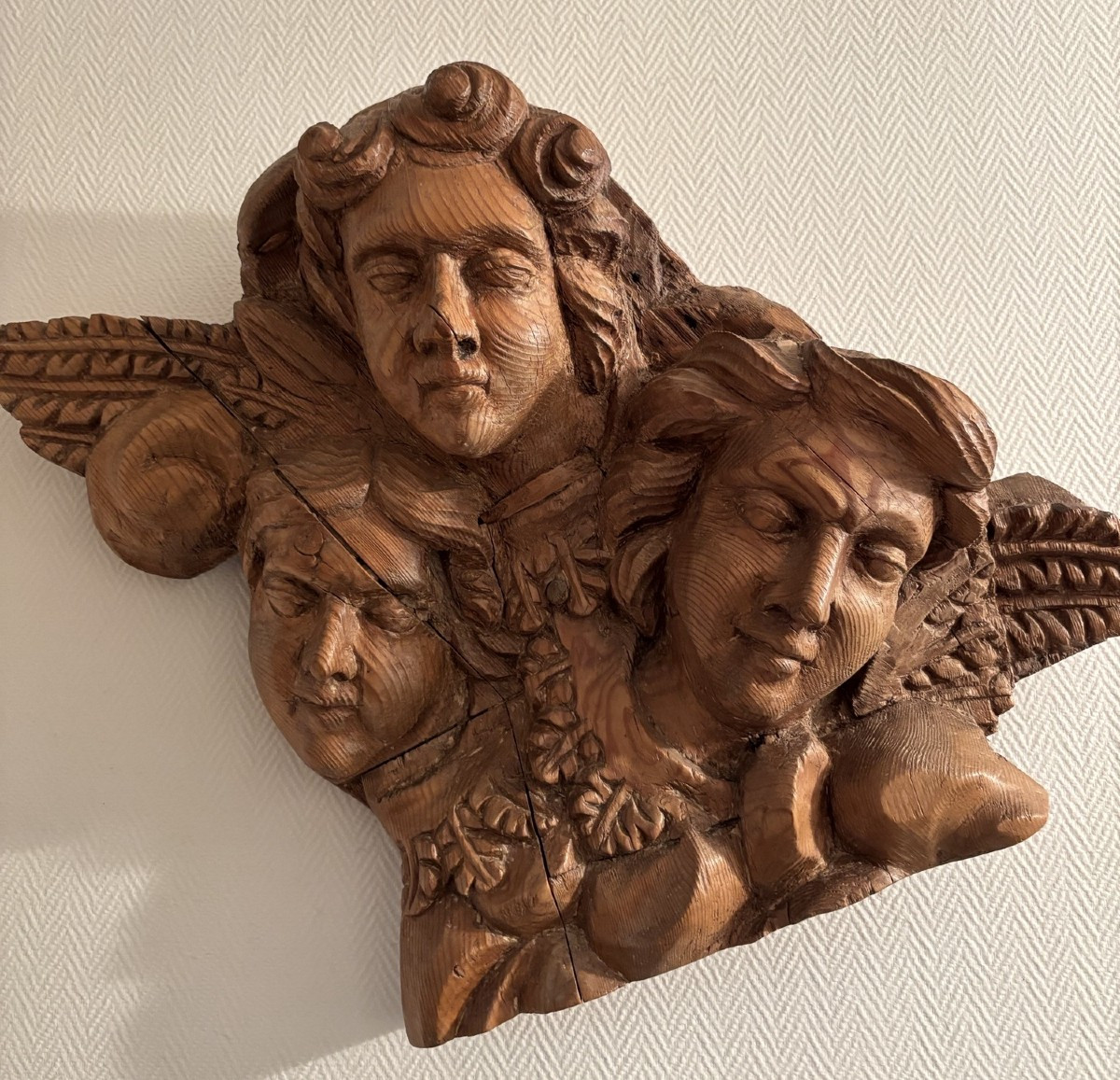 An Imposing Antique Sculpture, A Piece Of Woodwork Featuring Carved Angels And Putti, Dating From The 18th Century.