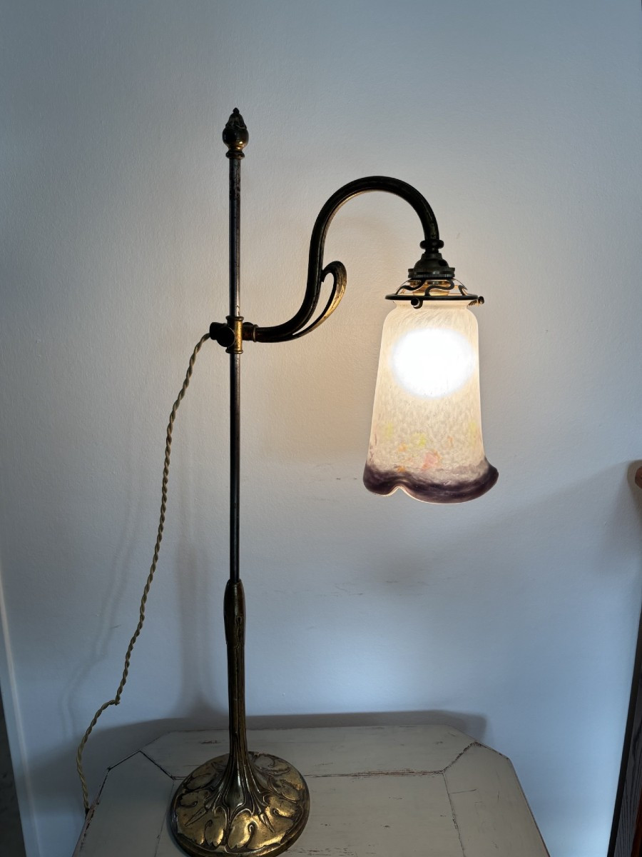 Ancien grand pied de lampe art nouveau vers 1920 bronze et laiton avec sa tulipe pate de verre 