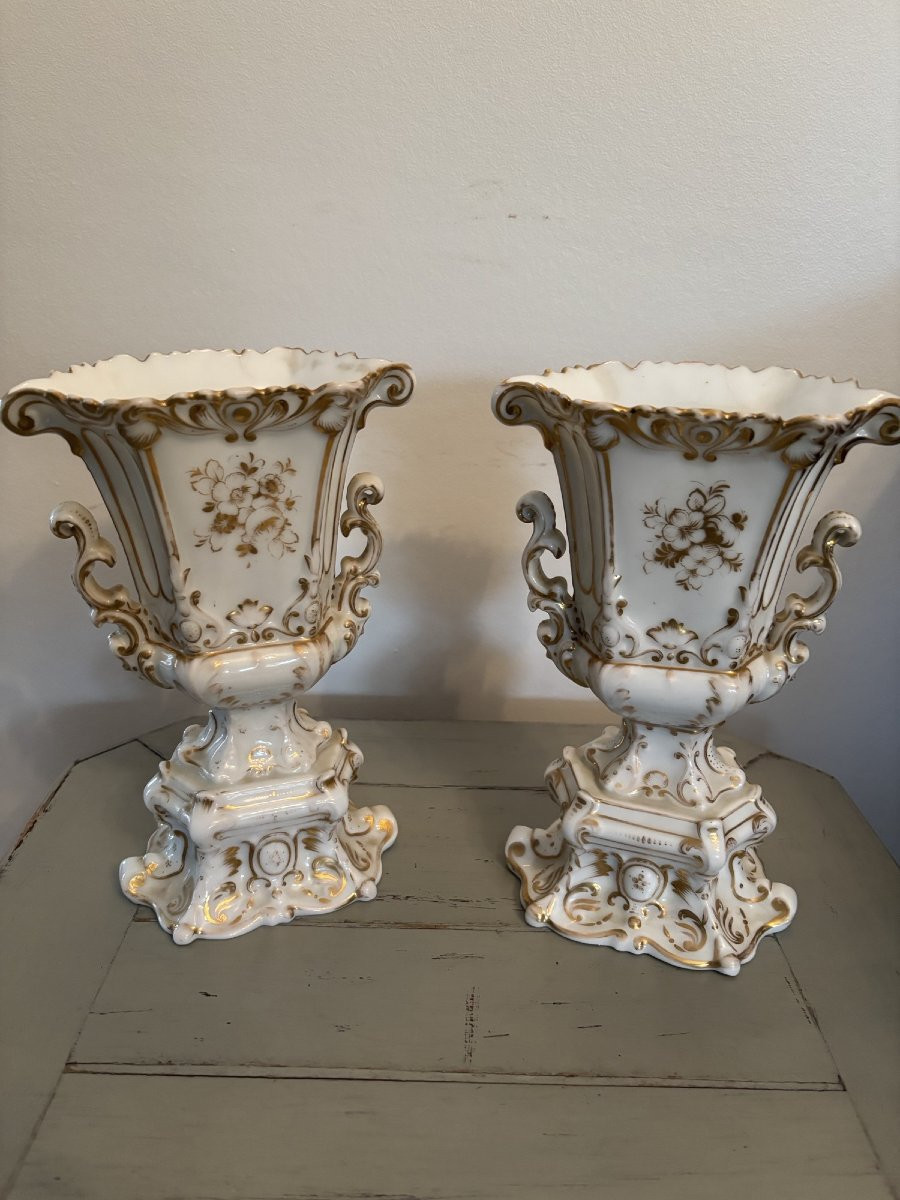Ancienne paire de vases medicis en porcelaine de Paris vers 1850 XIX eme siècle -photo-1