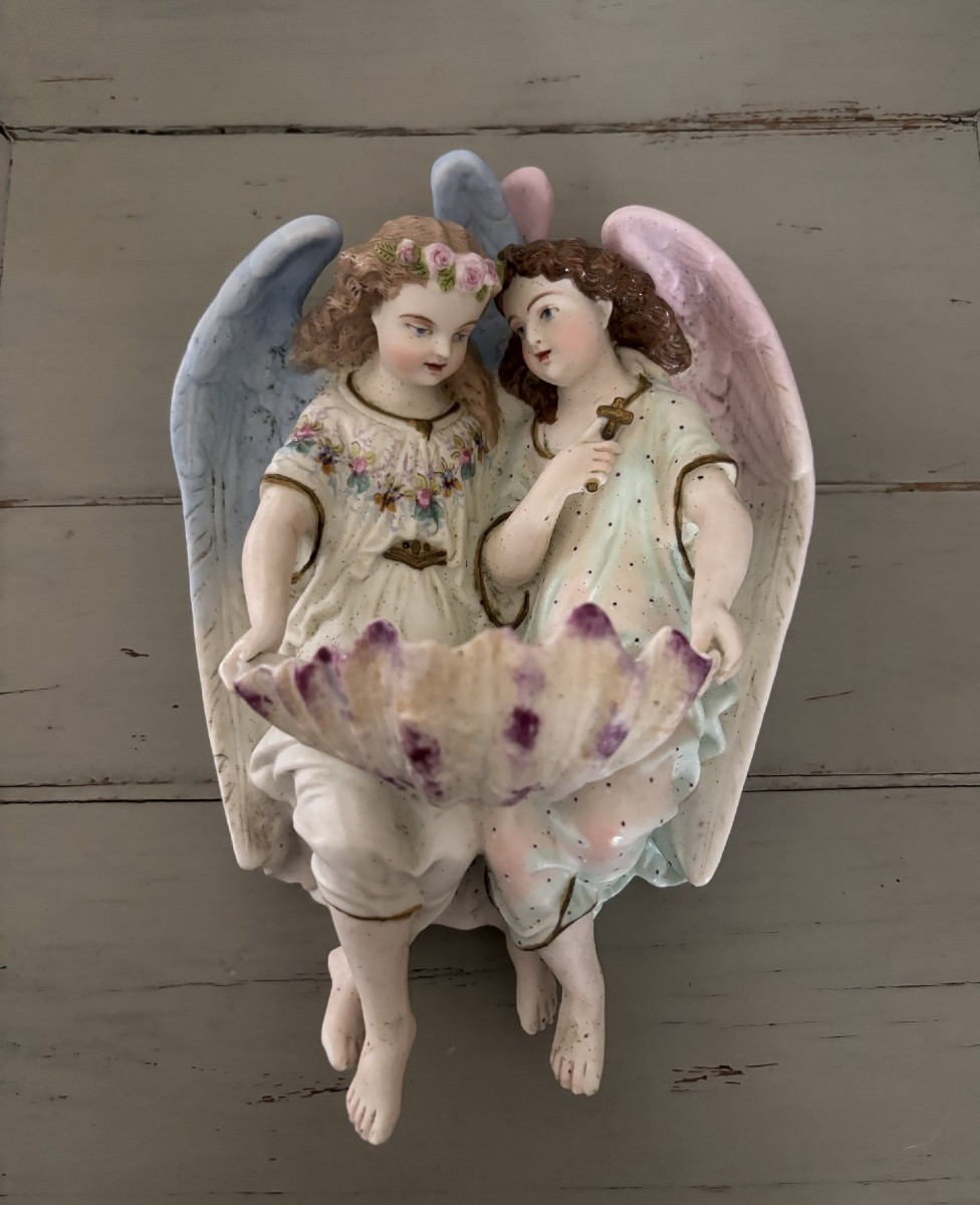 Antique Late 19th-century Polychrome Biscuit Porcelain Holy Water Font With Two Angels, In Good Condition.