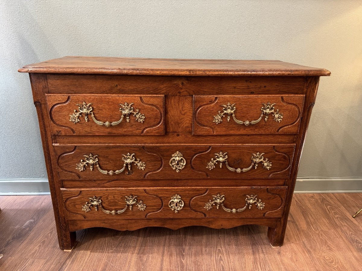 Ancienne Commode Louis XIV Parisienne En Chêne Du XVIII Eme Siècle Poignée Bronze 4 Tiroirs-photo-3