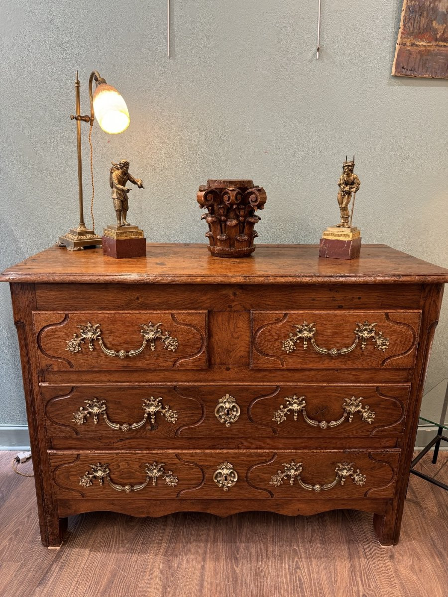 Ancienne Commode Louis XIV Parisienne En Chêne Du XVIII Eme Siècle Poignée Bronze 4 Tiroirs-photo-4