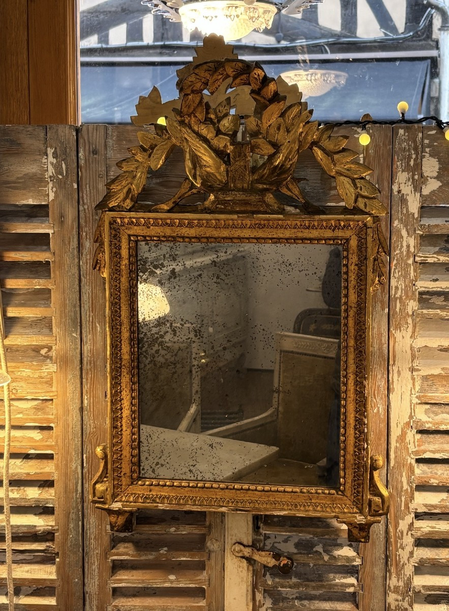 Antique Louis XVI Style Mirror From The 18th Century, With Its Patina And Gilding, In Gilded Wood.