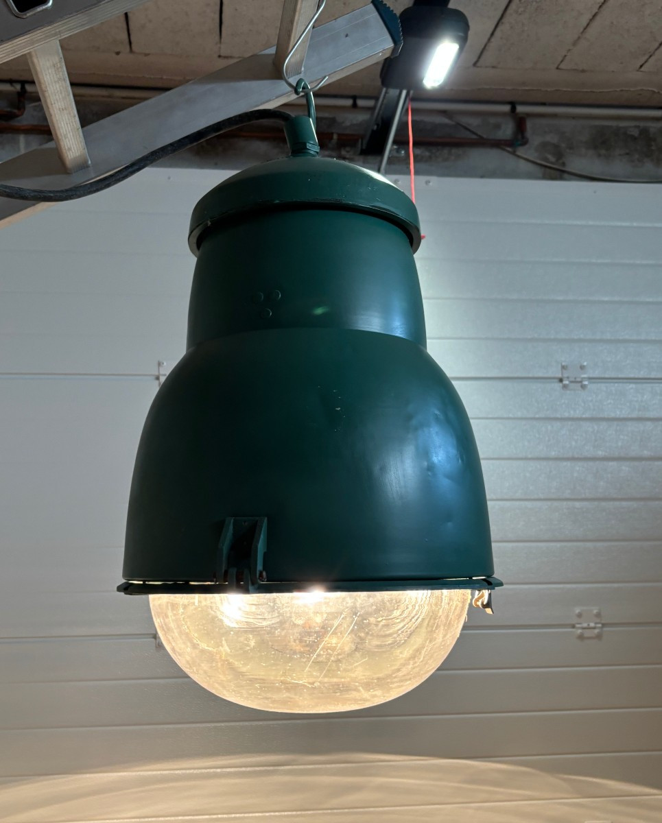Ancienne et grande lanterne industrielle en tole verte Philips NVF vers 1950 lustre loft indus