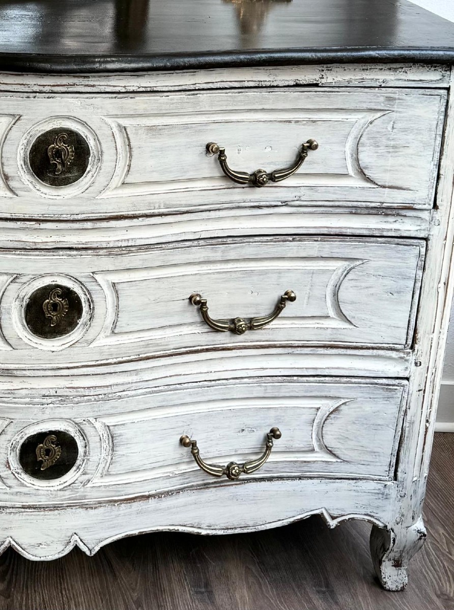 Ancienne Commode Louis XV galbée d' epoque XVIII eme siècle patinée bois peint 