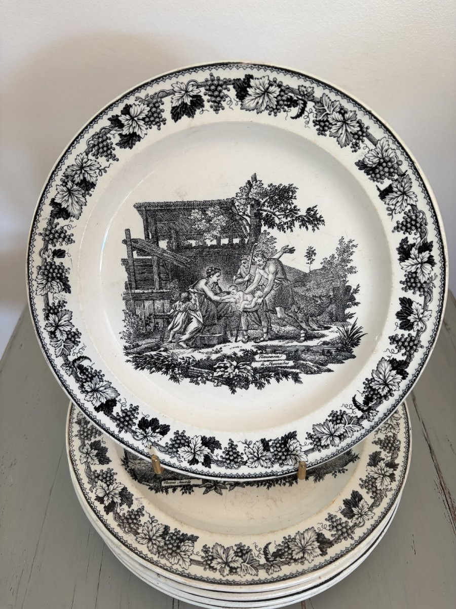 Ensemble de 8 assiettes de Creil vers 1820 décor à l'antique XIX siècle -photo-1