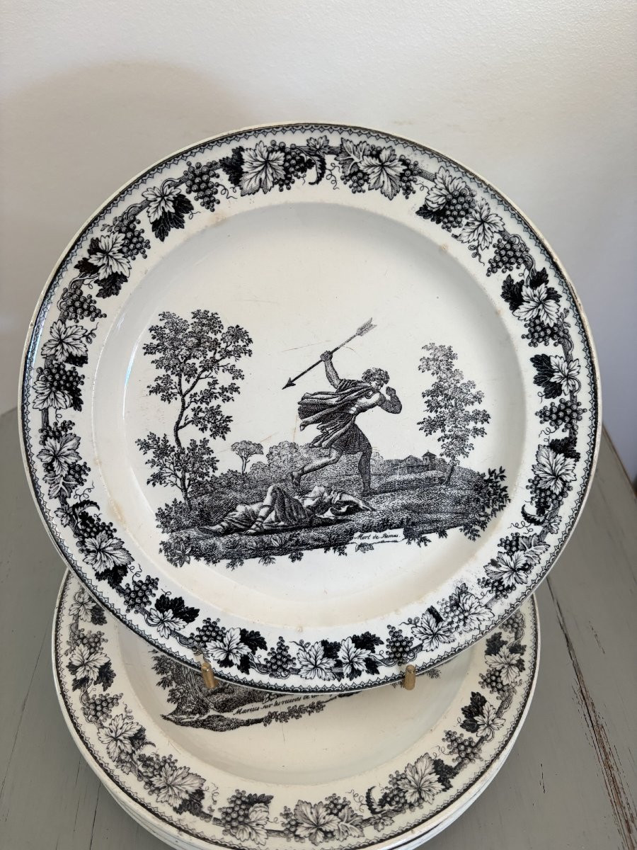 Ensemble de 8 assiettes de Creil vers 1820 décor à l'antique XIX siècle -photo-2