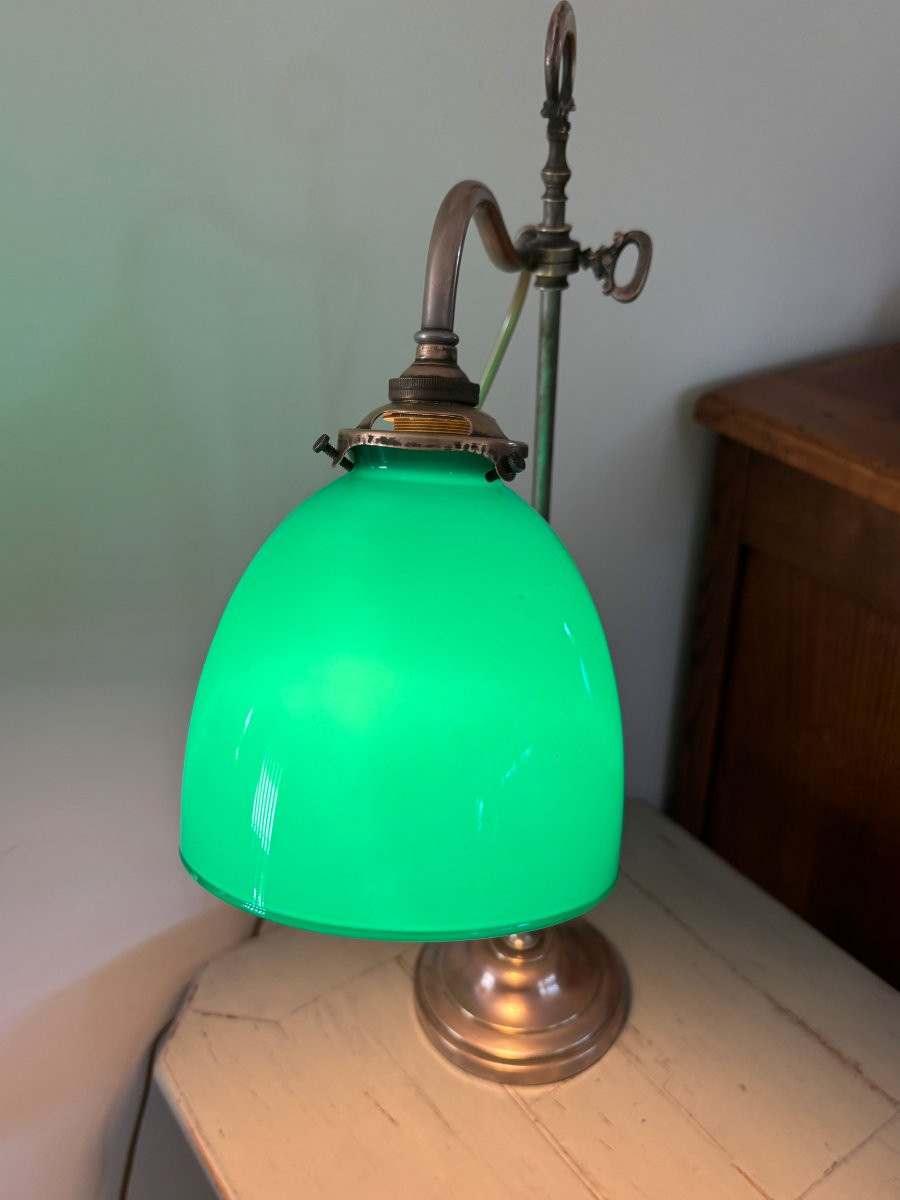 Ancienne lampe de bureau à poser vers 1900 en laiton avec son opaline vert anglais-photo-4