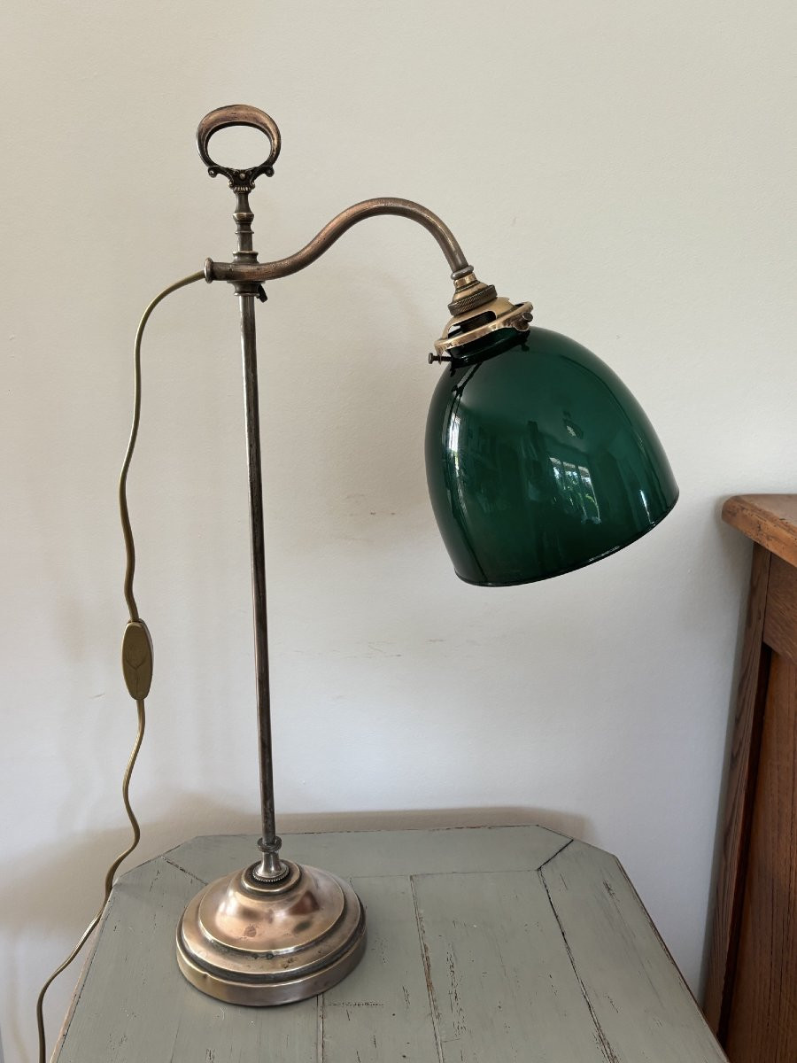 Ancienne lampe de bureau à poser vers 1900 en laiton avec son opaline vert anglais-photo-2