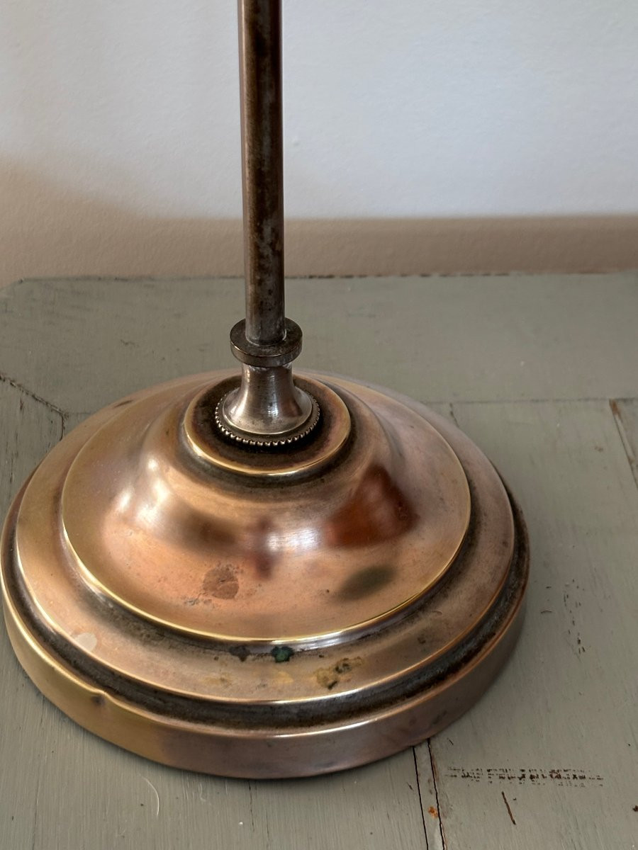 Ancienne lampe de bureau à poser vers 1900 en laiton avec son opaline vert anglais-photo-3