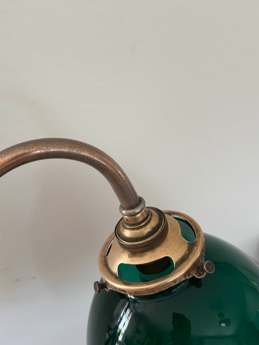 Ancienne lampe de bureau à poser vers 1900 en laiton avec son opaline vert anglais-photo-5