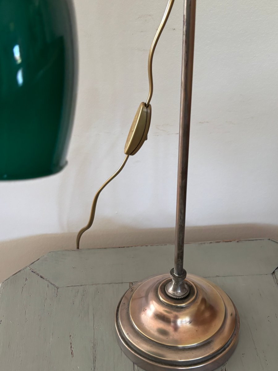 Ancienne lampe de bureau à poser vers 1900 en laiton avec son opaline vert anglais-photo-7