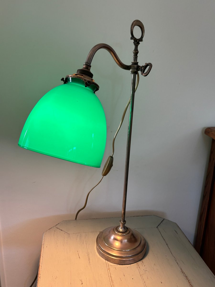 Ancienne lampe de bureau à poser vers 1900 en laiton avec son opaline vert anglais-photo-8