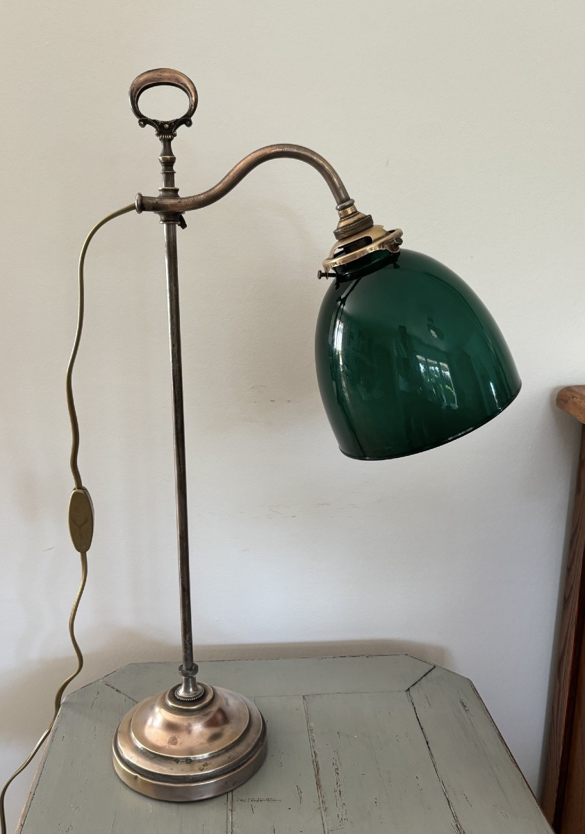 Ancienne lampe de bureau à poser vers 1900 en laiton avec son opaline vert anglais