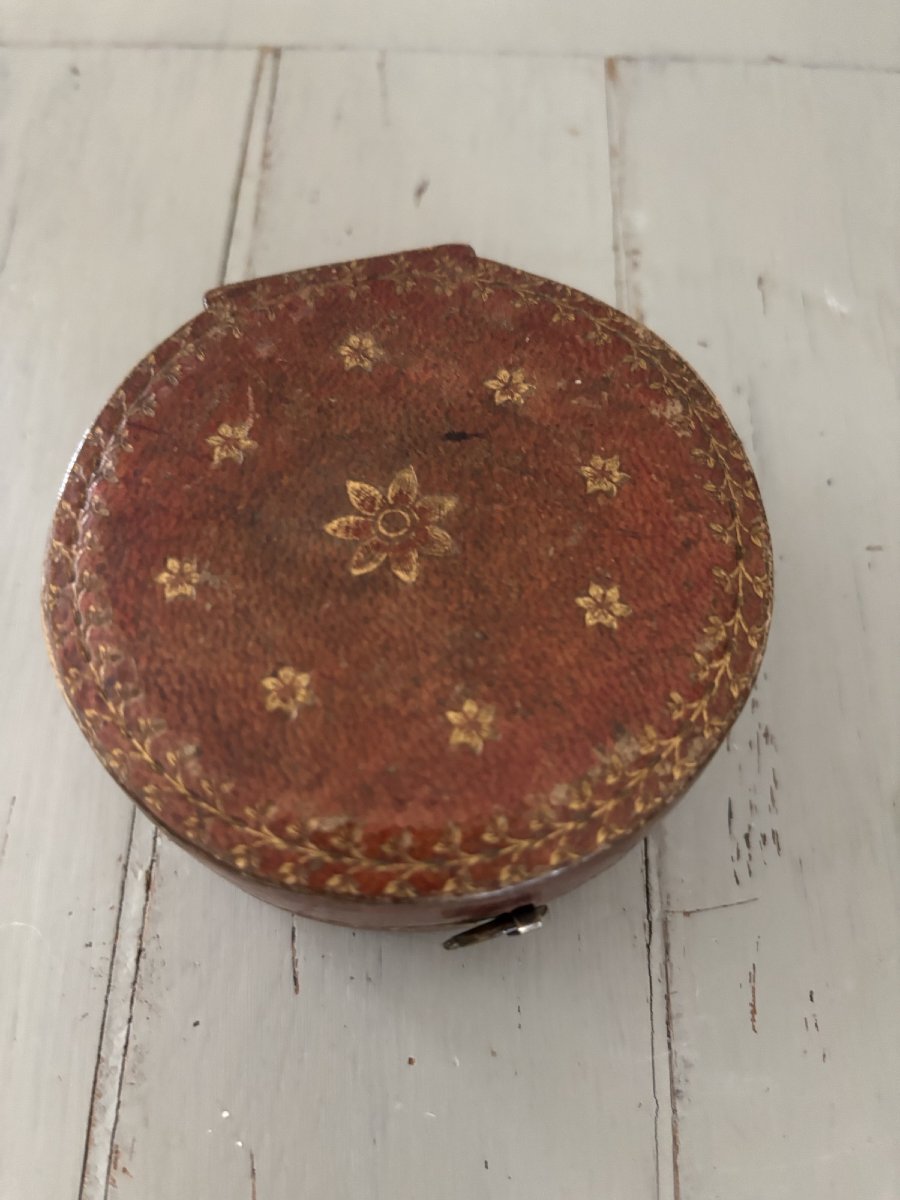 Antique Small Round Box In Embossed Leather 18th Century Box Set-photo-2