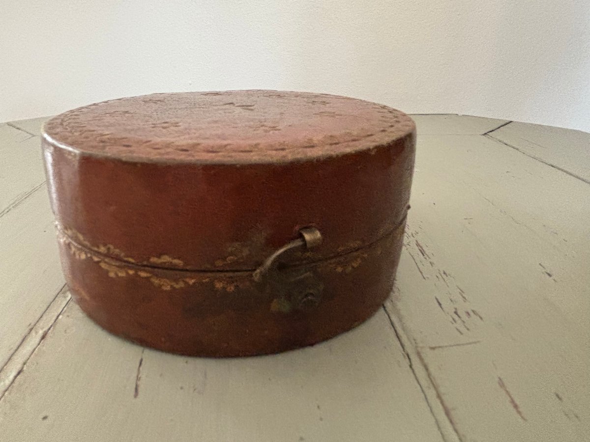 Antique Small Round Box In Embossed Leather 18th Century Box Set-photo-3