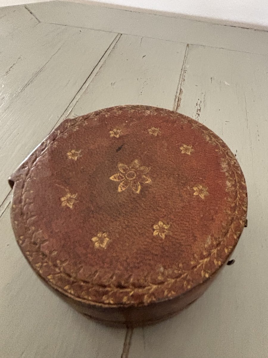 Antique Small Round Box In Embossed Leather 18th Century Box Set-photo-4