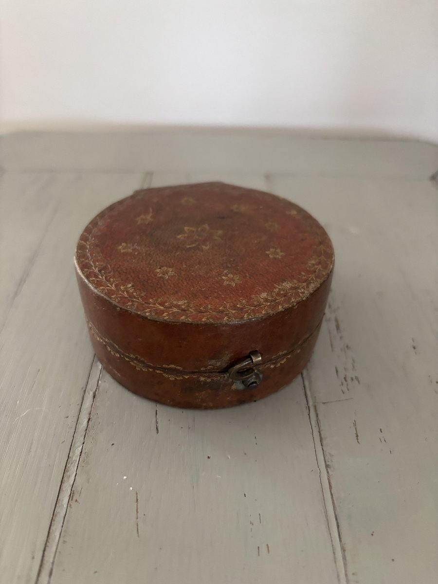 Antique Small Round Box In Embossed Leather 18th Century Box Set