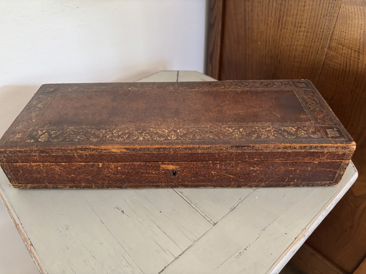 Ancienne boite en cuir gaufre or epoque fin du XIX eme gants , coffret 
