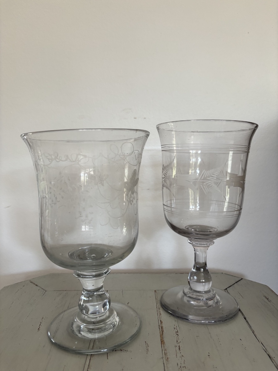Paire de grands verres normands dits verre de mariage gravé, fin XIX eme siècle art populaire