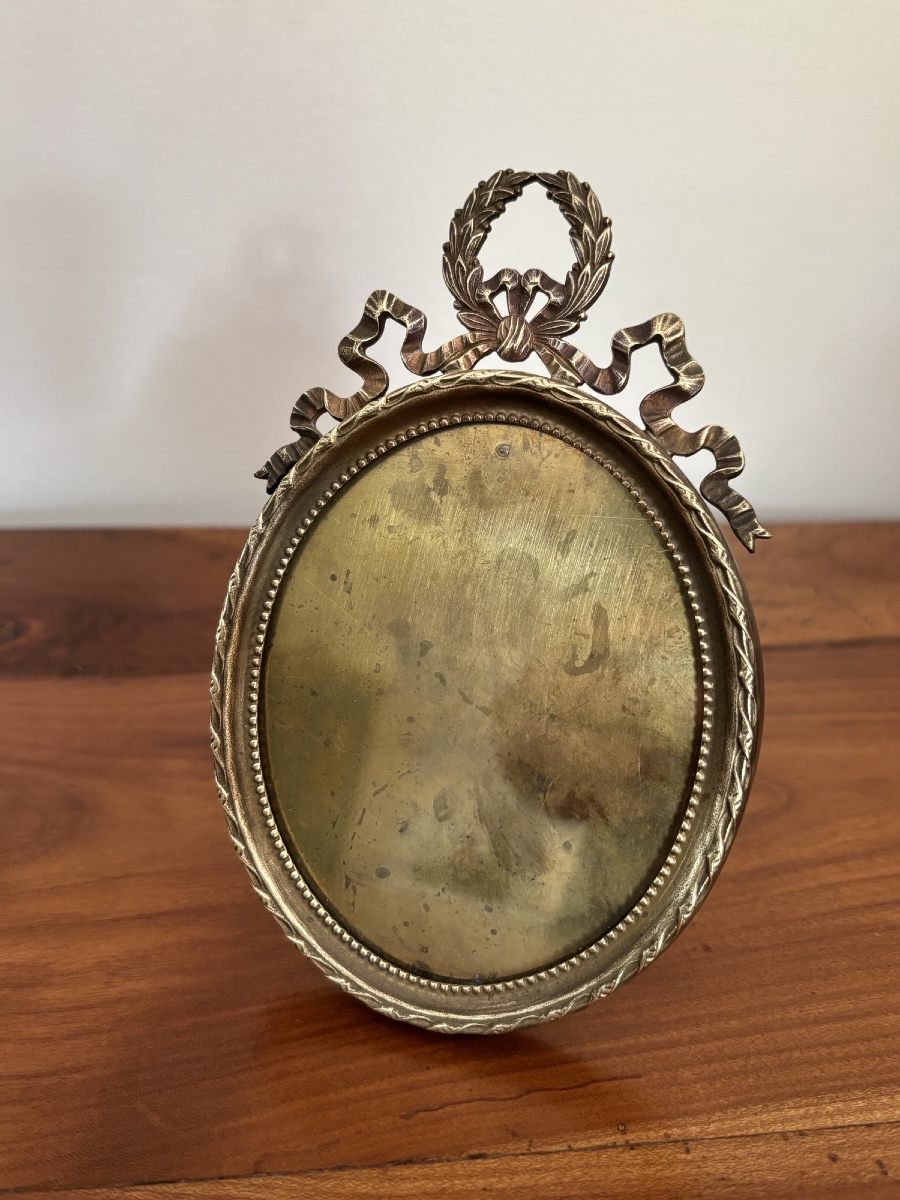 Antique Small Oval Frame Made Of Chiseled Bronze From The Late 19th Century, Featuring A Miniature Photograph Of Napoleon III