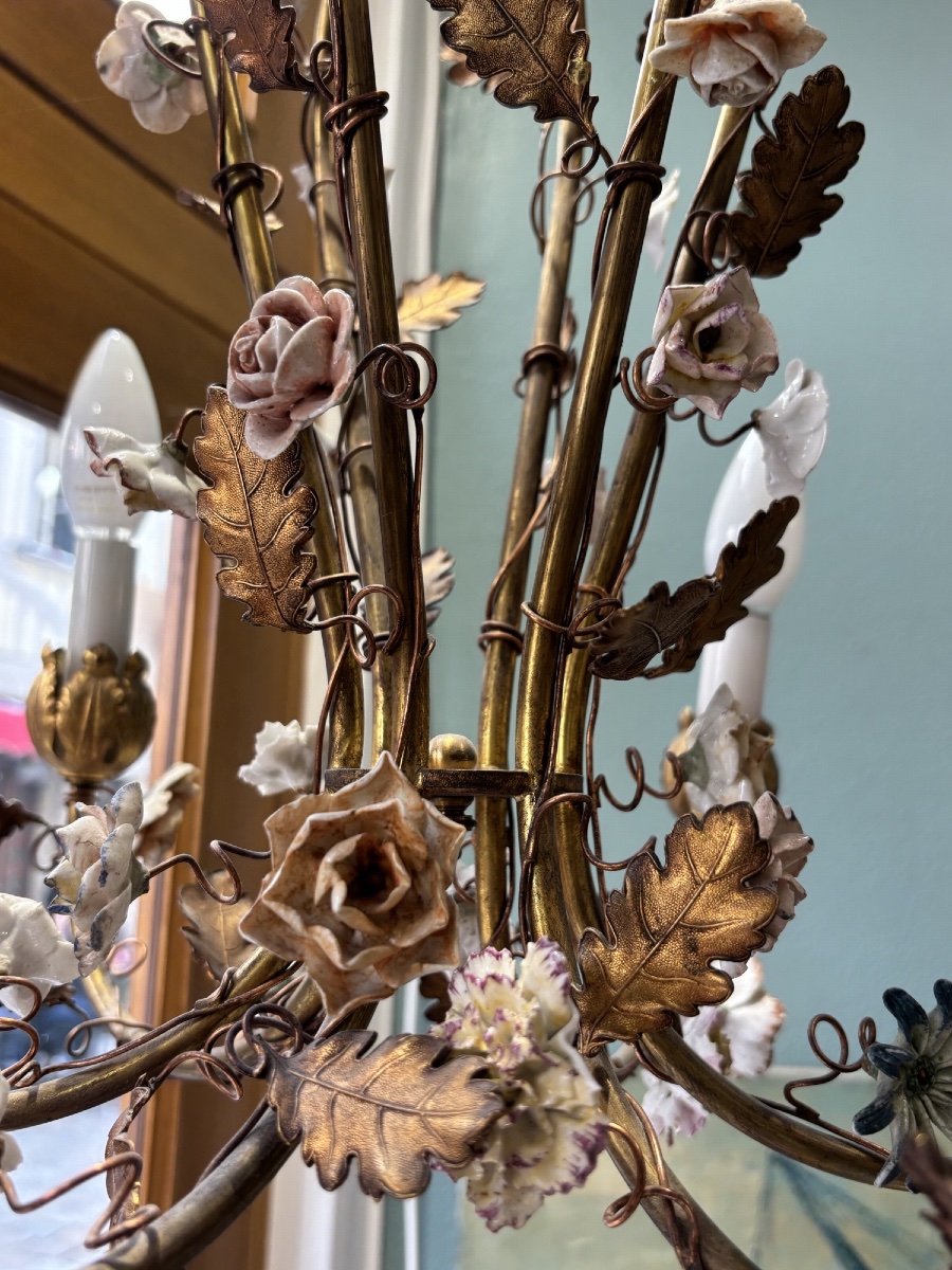 Ancien lustre à 6 feux en laiton doré avec fleurs de porcelaine  première partie du XX eme-photo-2