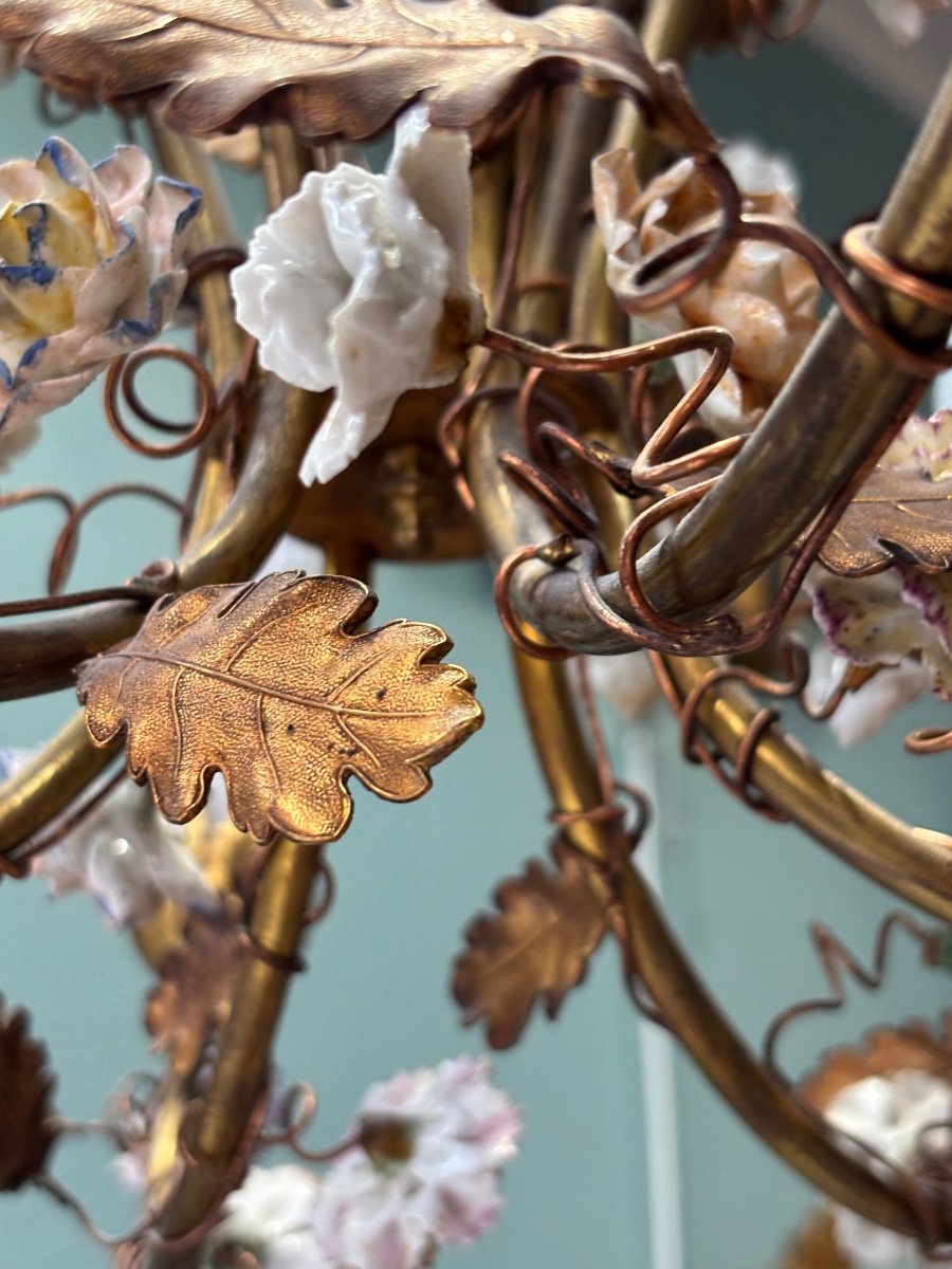 Ancien lustre à 6 feux en laiton doré avec fleurs de porcelaine  première partie du XX eme-photo-5