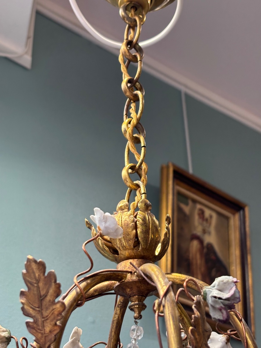 Ancien lustre à 6 feux en laiton doré avec fleurs de porcelaine  première partie du XX eme-photo-6