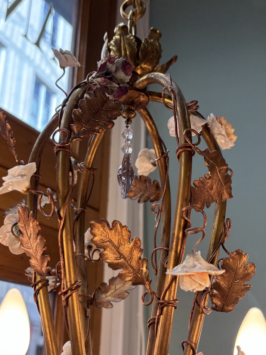 Ancien lustre à 6 feux en laiton doré avec fleurs de porcelaine  première partie du XX eme-photo-7