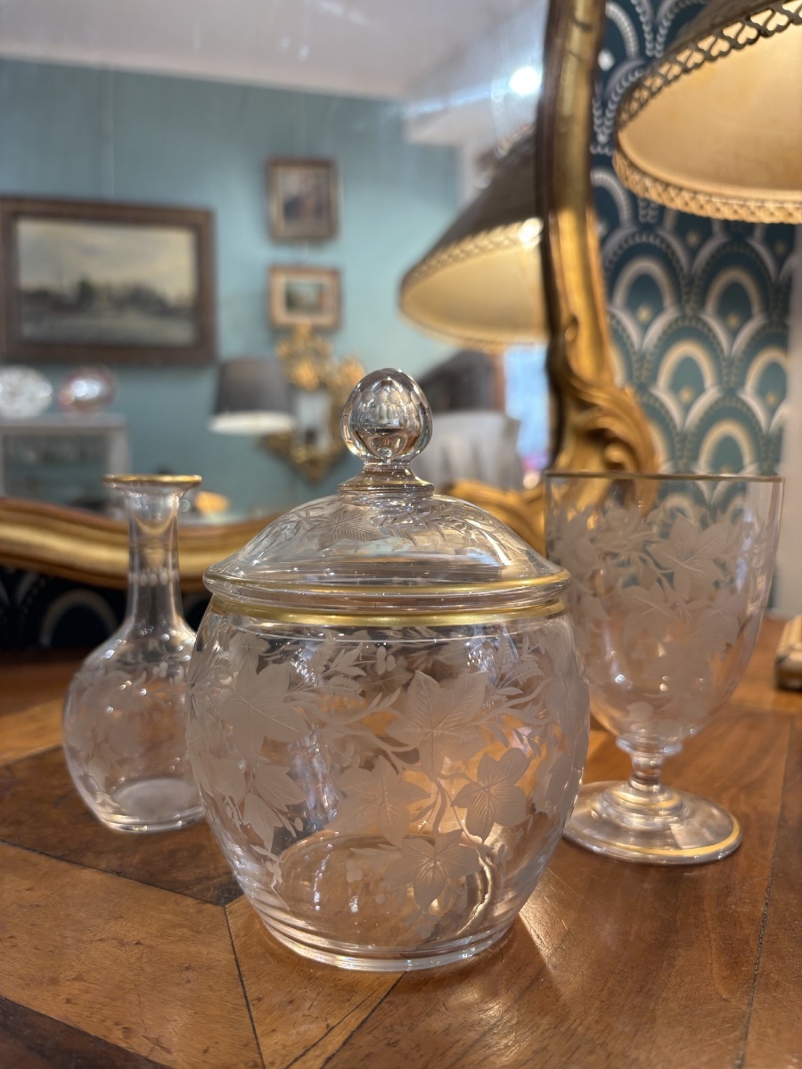 Partie de service de nuit en Baccarat Bonbonniere verre et fiole en cristal gravé vers 1900